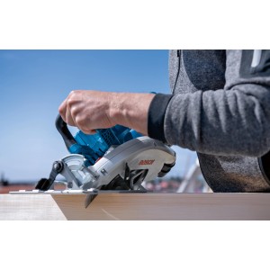 Bosch Professional GKS 18V-70 L Akku-Kreissäge in Aktion beim Holzschnitt.