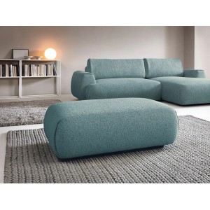 Blauer Sitzhocker Monelia aus meliertem Stoff, 113 cm, im Wohnzimmer vor passendem Sofa.
