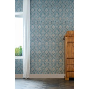 Türkis-blaue Barock Tapete mit Glimmer-Effekt und Ornamenten im Vintage-Stil an einer Wand.