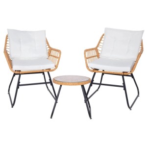 Svita Amalfi Rattan Balkonset: Zwei naturfarbene Polyrattan-Sessel mit weißen Kissen und runder Tisch.