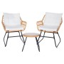 Svita Amalfi Rattan Balkonset: Zwei naturfarbene Polyrattan-Sessel mit weißen Kissen und runder Tisch.