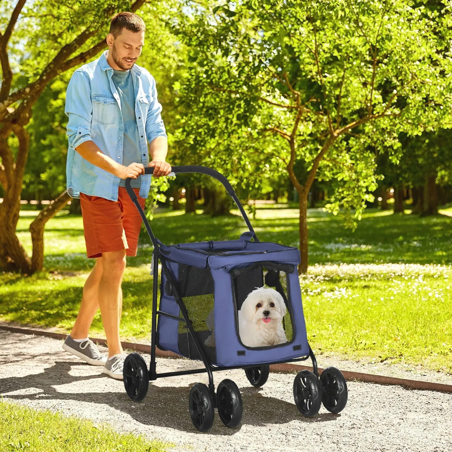 Blauer PawHut Hundewagen mit Hund und schiebender Person im Park.