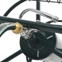 Detailaufnahme: Grüner Gartenschlauchwagen mit Schlauchanschluss aus Stahl.