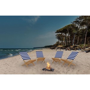 Vier Erst-Holz Klappstühle aus Buche mit blau-weiß gestreiften Lehnen am Strand. Ideal für Garten & Camping.