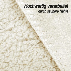 Detailaufnahme: Creme Bestlivings Kuscheldecke mit Teddy Fleece und sauberer Naht.