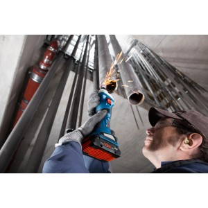 Bosch Professional GGS 18 V-20 Akku-Geradschleifer im Einsatz beim Schleifen von Metallrohren.
