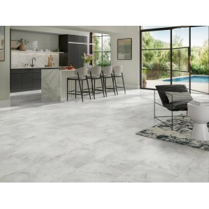 Heller Raum mit Parador Vinylboden Trendtime 5 Marmor Abbey Weiß Mineralstruktur.