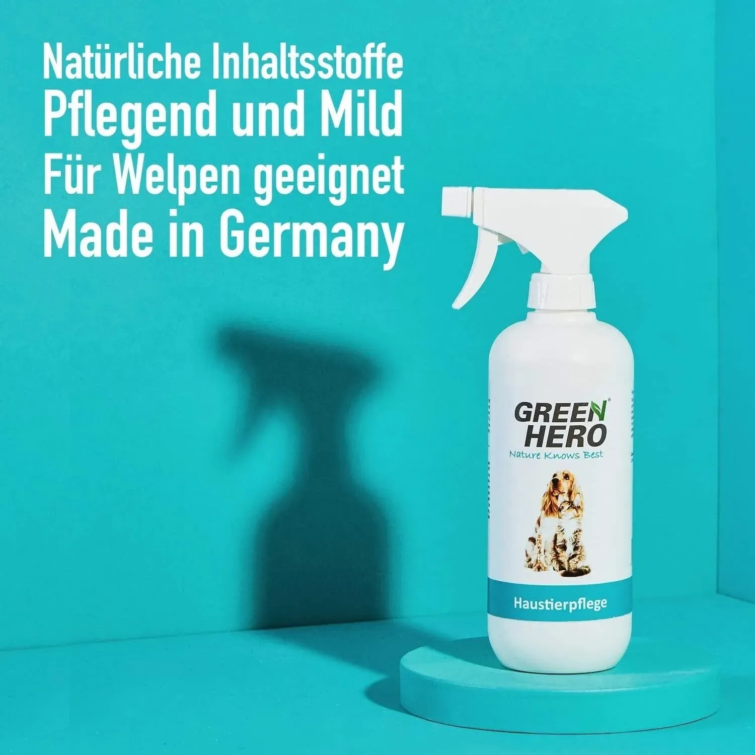GreenHero Haustierpflege Spray gegen Juckreiz und Milben, weiße Sprühflasche vor blauem Hintergrund.