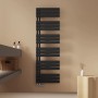 Schwarzer Emke Badheizkörper 160x50cm als Handtuchwärmer im Badezimmer.