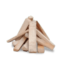 Helles, grob geschnittenes Anzündholz aus Nadelholz, pyramidenförmig gestapelt, zum Anfeuern von Kamin und Ofen.