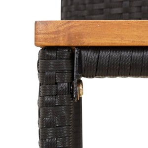 Detailansicht Gartenbar-Set: Schwarzes Poly Rattan, Akazienholz, Fußstütze.