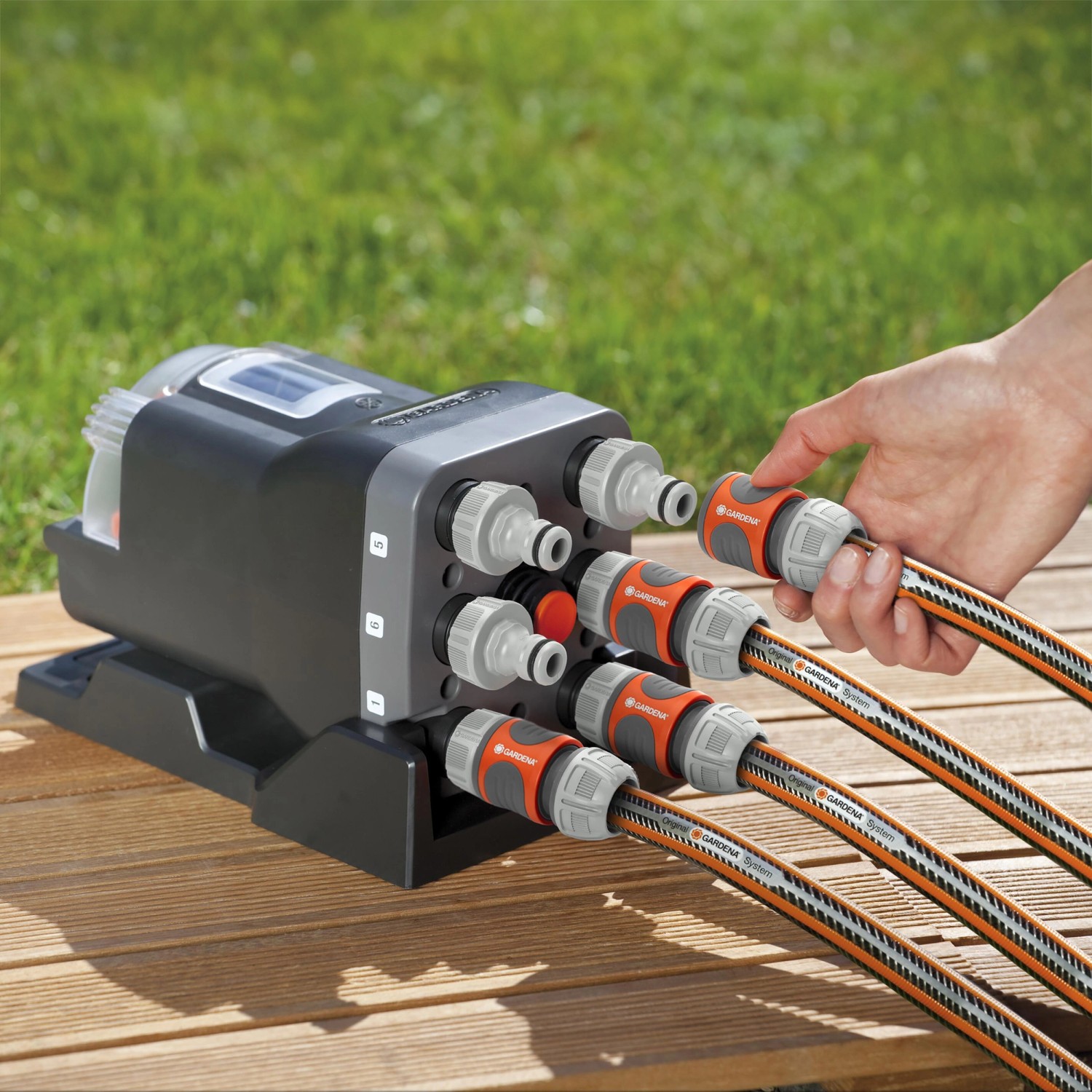 Gardena Wasserverteiler automatic mit 6 Ausgängen und angeschlossenen Gartenschläuchen.