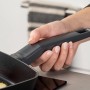 Fackelmann Grillpfanne Statement 28 cm mit Keramikbeschichtung und gerillter Bratfläche in Nutzung.