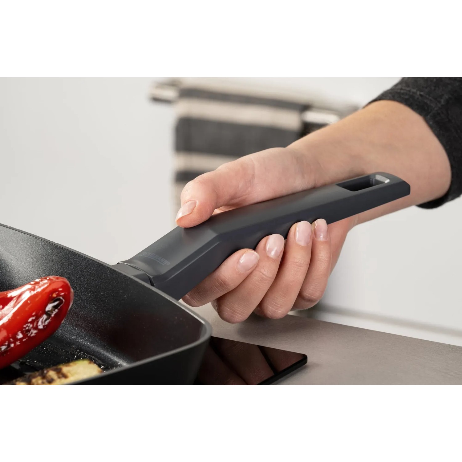 Fackelmann Grillpfanne Statement 28 cm mit Keramikbeschichtung und gerillter Bratfläche in Nutzung.