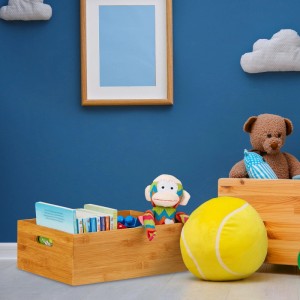 Relaxdays Aufbewahrungskiste aus Bambus, naturfarben, mit Spielzeug und Büchern gefüllt.