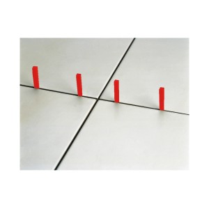 LUX Fliesenkeile 5 mm Classic zwischen weißen Fliesen für gleichmäßige Fugen.