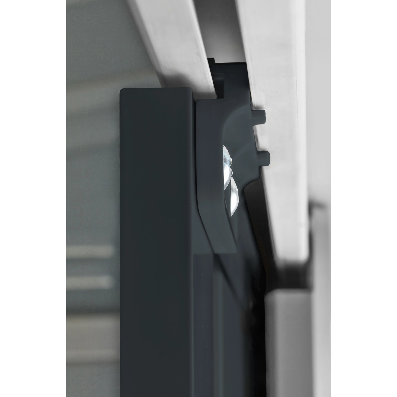 Detailaufnahme: Schiebetür-Mechanismus des Globel Industries Metall-Gerätehauses in Anthrazit.