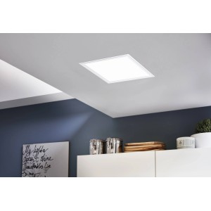 Weiße, quadratische LED-Deckenleuchte Salobrena (30x30 cm) von Eglo an einer Zimmerdecke.