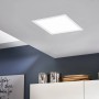 Weiße, quadratische LED-Deckenleuchte Salobrena (30x30 cm) von Eglo an einer Zimmerdecke.