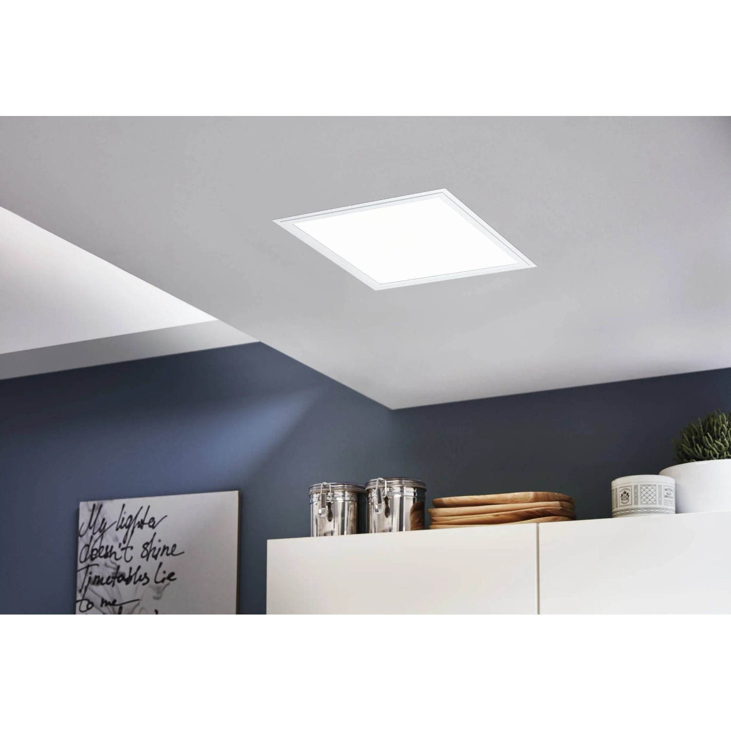 Weiße, quadratische LED-Deckenleuchte Salobrena (30x30 cm) von Eglo an einer Zimmerdecke.