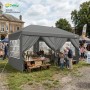 Grauer Sekey Faltpavillon 3x6 m mit Seitenteilen und Fenstern auf einem Markt. Wasserdichter Pop-Up Pavillon für Events.
