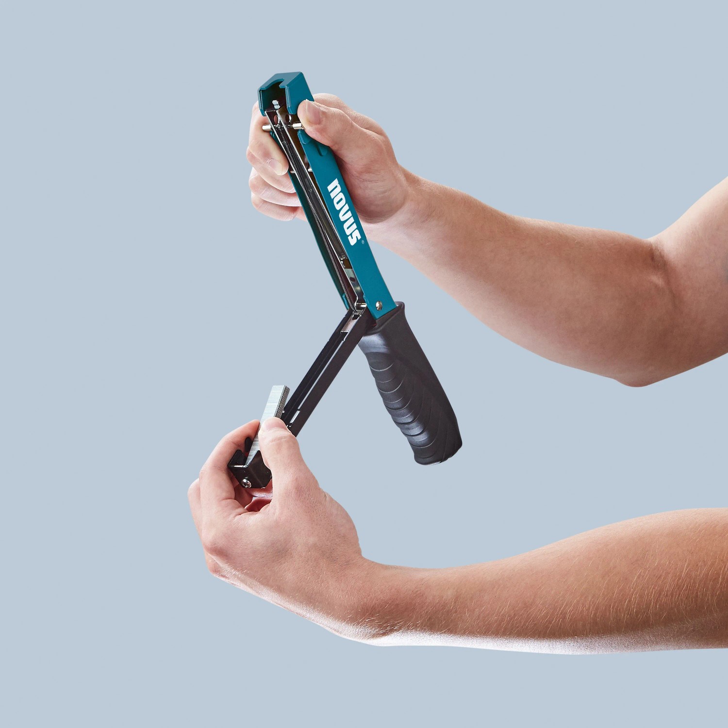 Novus Hammertacker J-022 beim Nachladen von Klammern. Tacker für Teppiche und Stoffe.