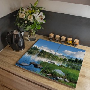 Banjado 2-teilige Herdabdeckplatte aus Glas mit Gebirgssee-Motiv, auch als Schneidebrett nutzbar.