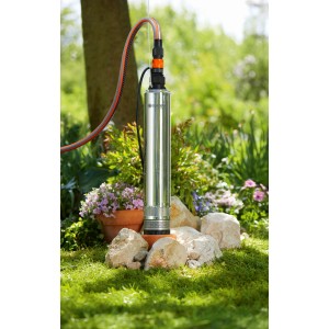 Gardena Tiefbrunnenpumpe 5500/5 Inox im Garten mit Schlauch und Blumen.