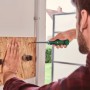 Mann schraubt mit Bosch Bit-Ratschenschraubendreher. Schraubenzieher mit Bit-Magazin im Einsatz.