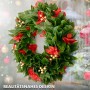 Weihnachtskranz Photinia, 45cm, mit grünen Blättern, roten Blüten und goldenen Beeren als festliche Weihnachtsdeko.