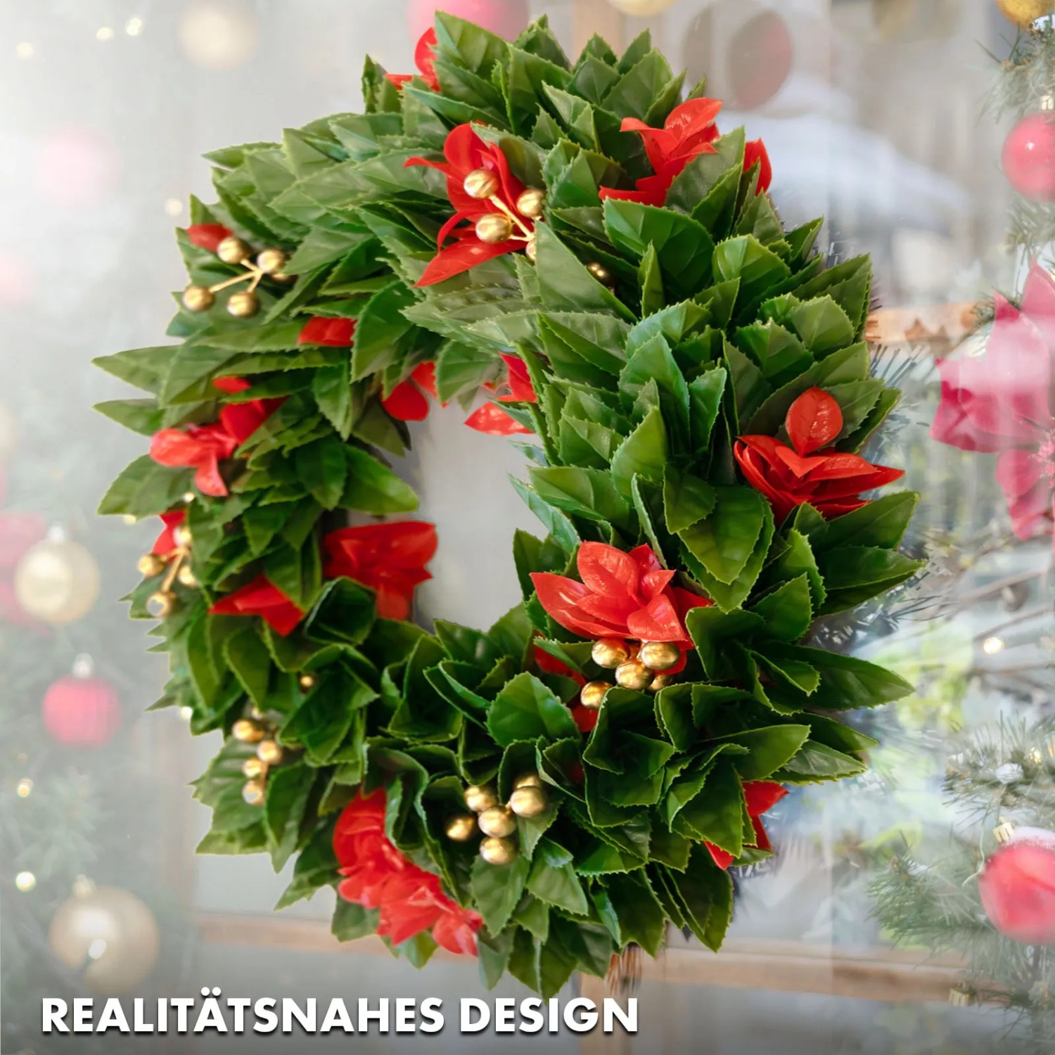 Weihnachtskranz Photinia, 45cm, mit grünen Blättern, roten Blüten und goldenen Beeren als festliche Weihnachtsdeko.