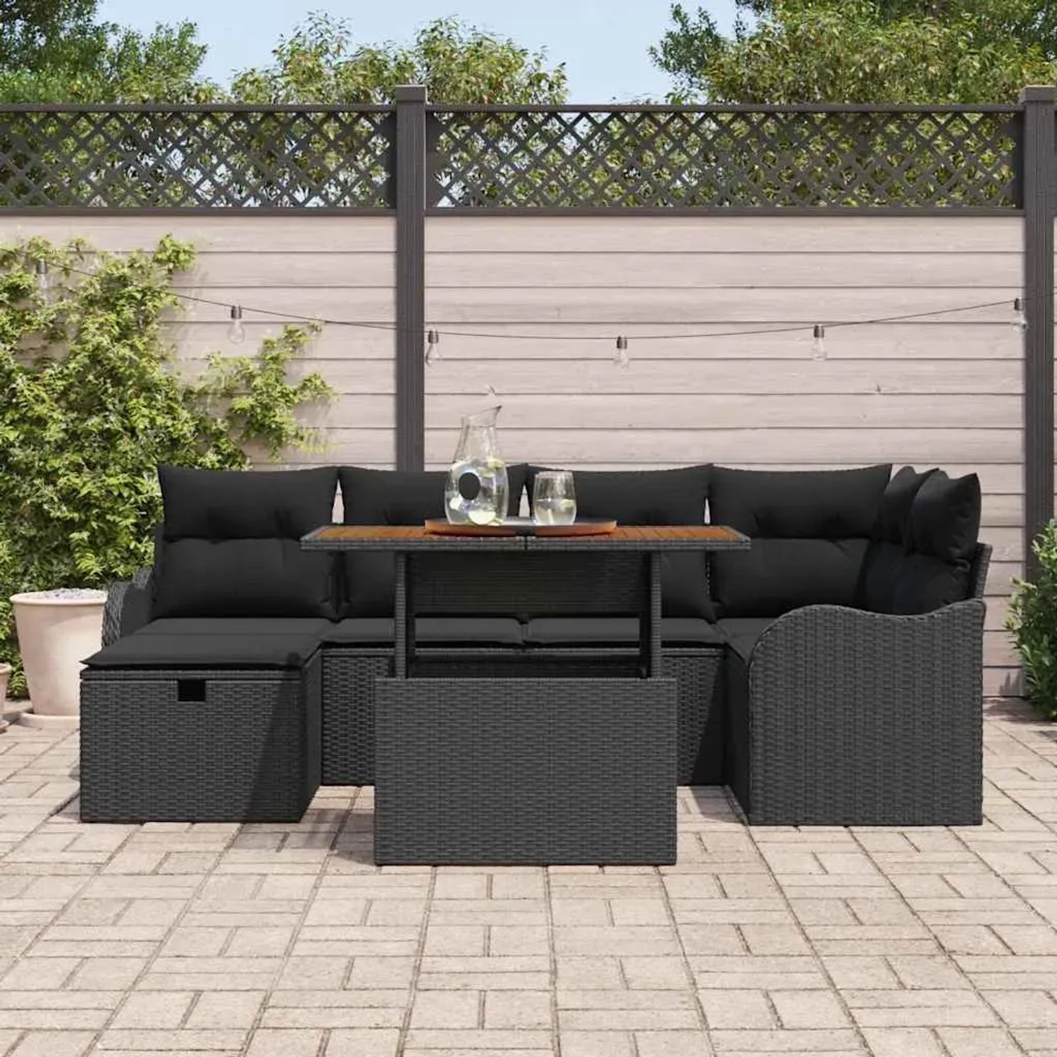 Schwarzes 7-teiliges vidaXL Garten-Sofa-Set aus Polyrattan mit Tisch und bequemen Kissen.
