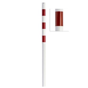 Weißer Absperrpfosten, Ø60 mm, 130 cm, mit roten Reflexstreifen und Bodenhülse.