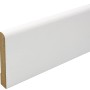 Weiße, grundierte Sockelleiste (58x10x2400 mm) für harmonische Raumabschlüsse.