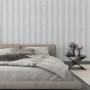 Graue Marburg Vliestapete GZSZ Block-Streifen im Schlafzimmer. Dekorative Tapete mit Streifenmuster.