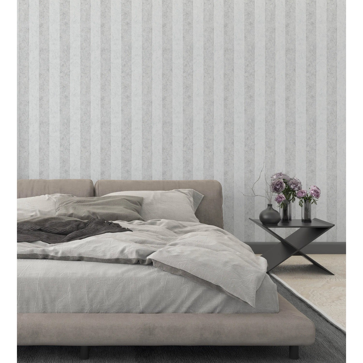 Graue Marburg Vliestapete GZSZ Block-Streifen im Schlafzimmer. Dekorative Tapete mit Streifenmuster.