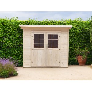 Unbehandeltes weka Holz-Gartenhaus Taro A mit Doppeltür und Fenstern vor grüner Hecke.