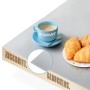 Hellgraue KARAT Tischfolie Empire (80x175cm) mit abgeschrägter Kante, Kaffeetasse und Croissants.