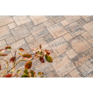 Diephaus Terrassenplatten Deanna Muschelkalk im Mehrformat verlegt.