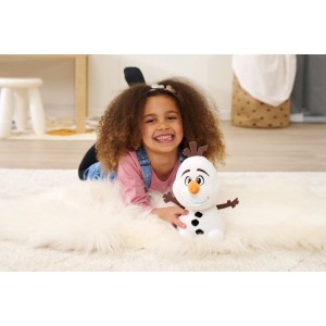 Mädchen kuschelt mit weißer Simba Plüschfigur Disney Olaf (23 cm) auf einem Teppich.