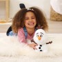 Mädchen kuschelt mit weißer Simba Plüschfigur Disney Olaf (23 cm) auf einem Teppich.