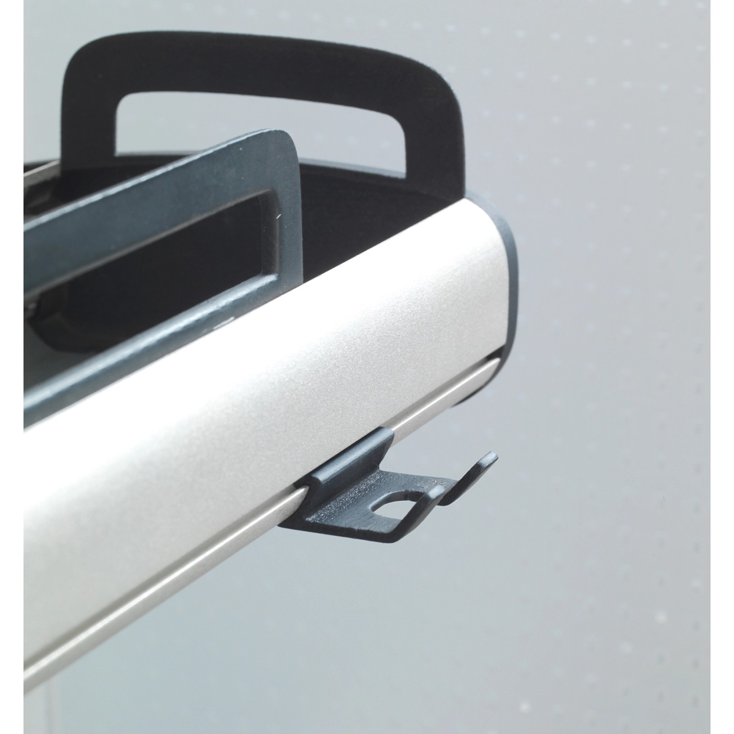 Detailaufnahme: Wenko Teleskop Duschregal Line aus Aluminium mit Haken.