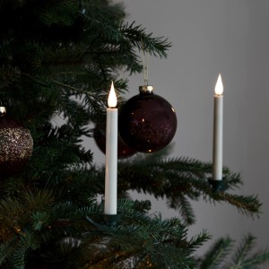 Konstsmide LED Baumbeleuchtung Slim Line mit 10 kabellosen Baumkerzen am Weihnachtsbaum.
