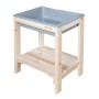 roba Outdoor Spieltisch Tiny Natur aus hellem Massivholz mit grauer Spielwanne und Ablagefach für Kinder.