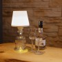 REV Ritter LED Flaschenleuchte Lamprusco, Akku, weiß-silber, auf Tisch mit Flasche und Gläsern. Dekoleuchte für Innen und Außen.