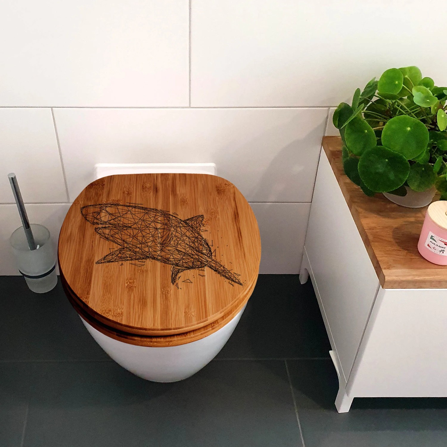 Banjado WC-Sitz aus Bambus mit Hai-Gravur. Toilettendeckel mit Absenkautomatik.