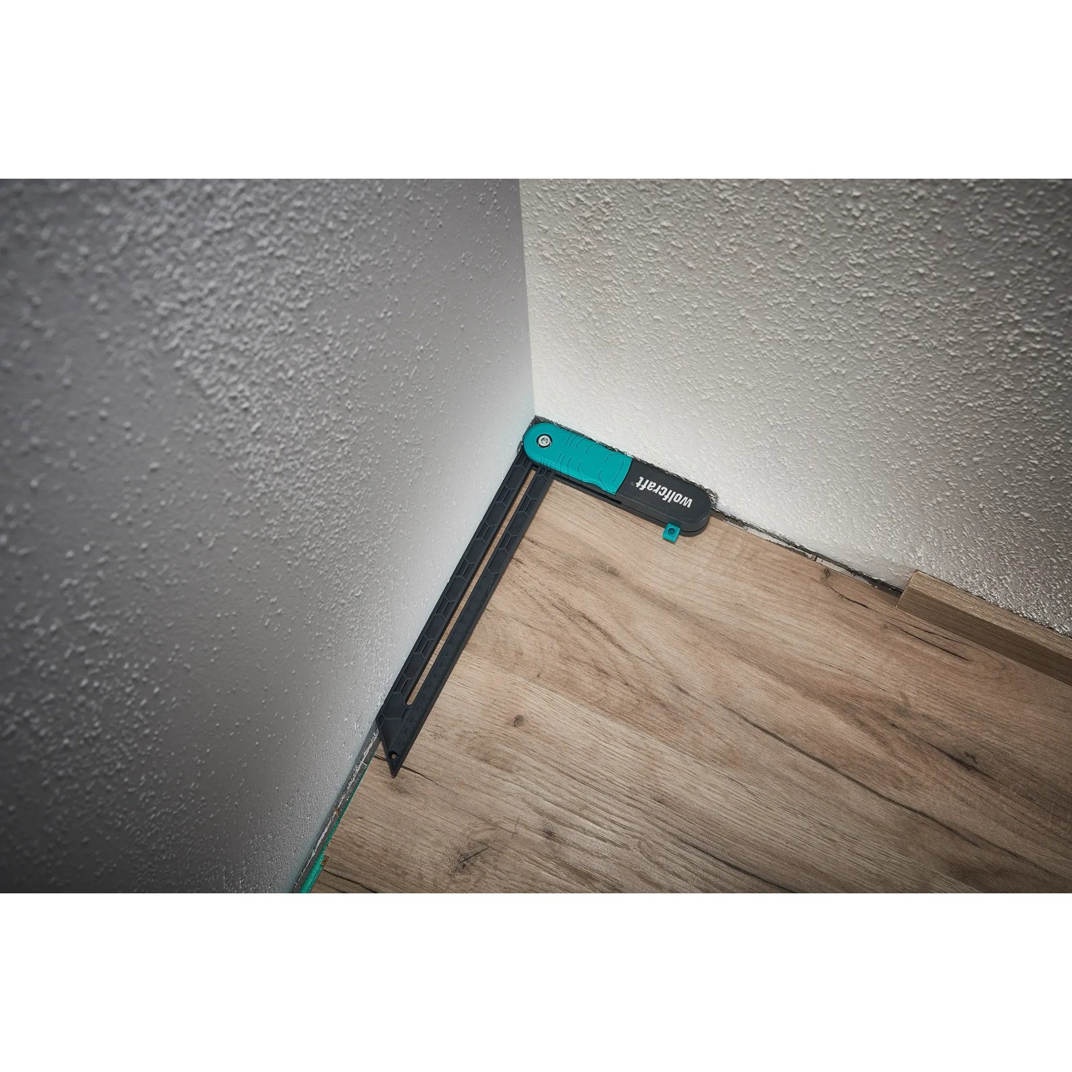 wolfcraft Verlege-Set für Vinyl im Einsatz: Winkelschmiege zum Anpassen von Vinylboden an eine Ecke.