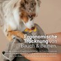 Hund wird mit saugstarkem Rudelkönig Hundehandtuch getrocknet. Baumwollhandtuch mit Eingrifftaschen.