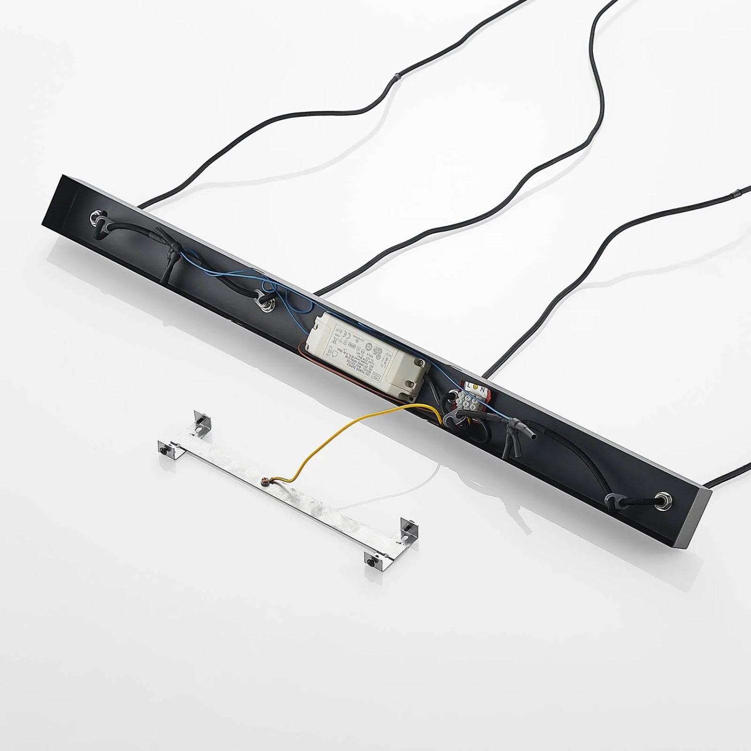 Innenansicht der schwarzen Arcchio LED Kammeron Wohnzimmerleuchte mit Verkabelung und Montageelement.