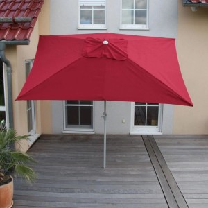 Bordeauxroter, rechteckiger Sonnenschirm (2x3m) auf Holzterrasse, neigbar, mit Kurbel. Ideal für Balkon & Terrasse.